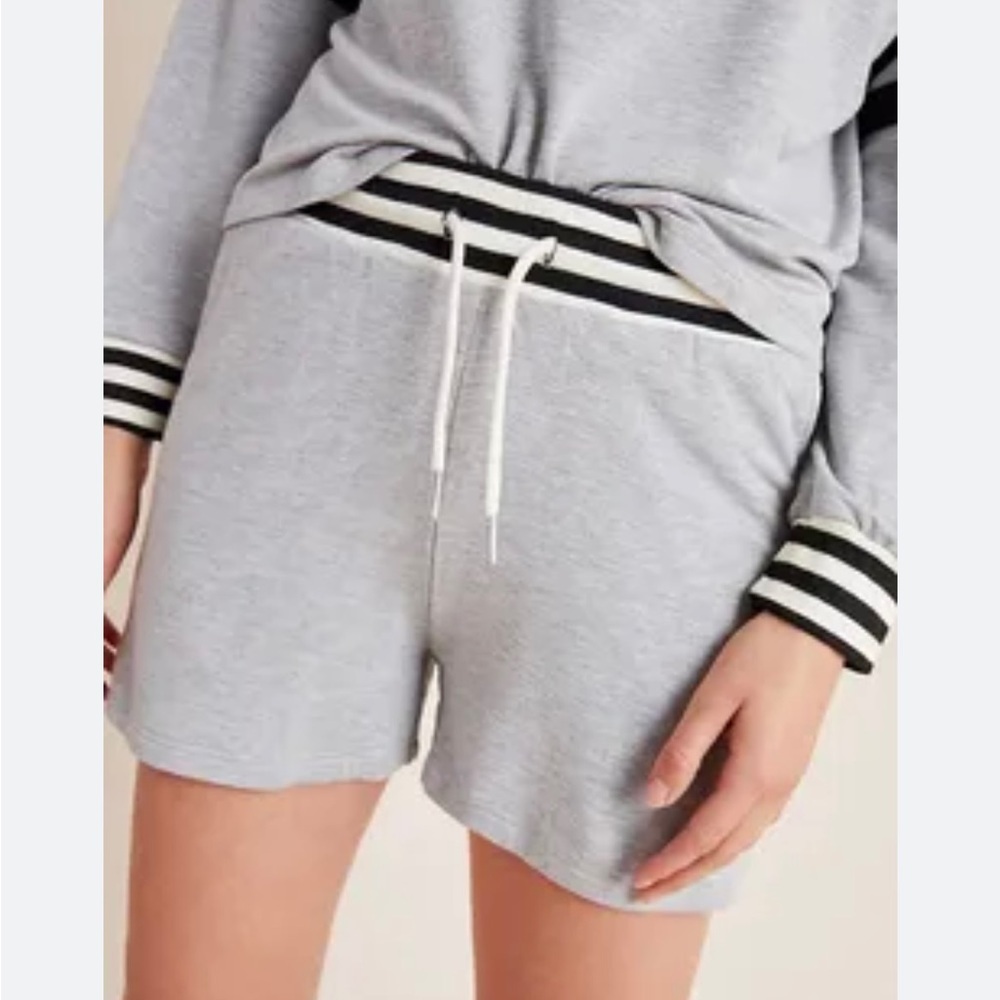 Comune sweat shorts new with tag XS